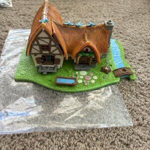 Snow White & The Seven Dwarfs 1995 Vintage Cottage and Figures